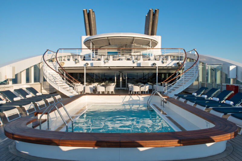 Pool deck le Lyrial Ponant