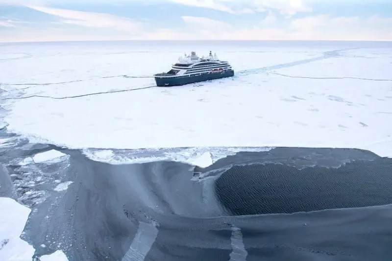Navigating-the-sea-ice-on-the-way-to-the-North-Pole-Icebreaker-Charcot